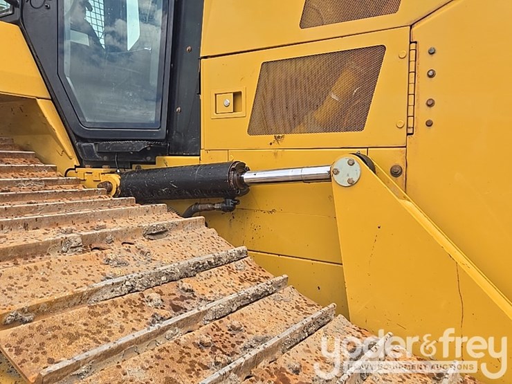 2016-caterpillar-d6n-image-32