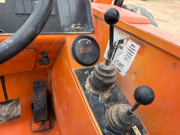 2013-jlg-8042-image-10