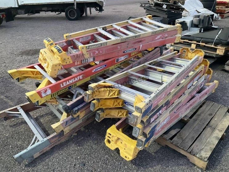 pallet-of-asst-fiberglass-ladders-image-1
