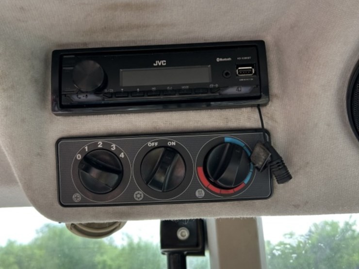 2020-massey-ferguson-5711-image-44