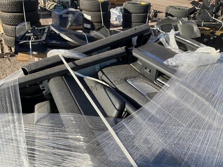 (4)-pallets-of-misc-automotive-seats-and-door-image-5