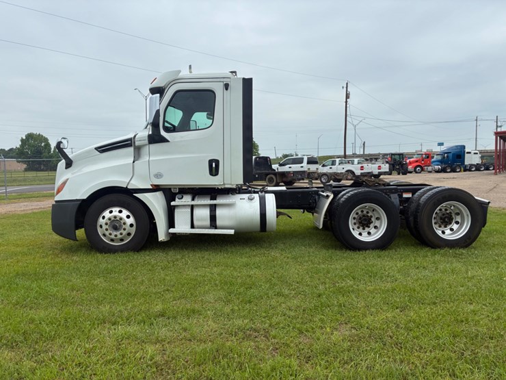 2019-freightliner-cascadia-125-image-8