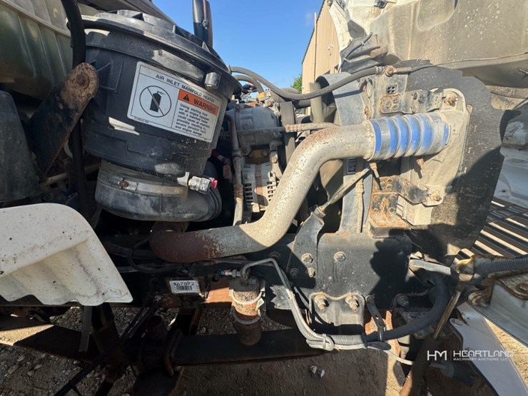 2007-freightliner-m2-106-image-23