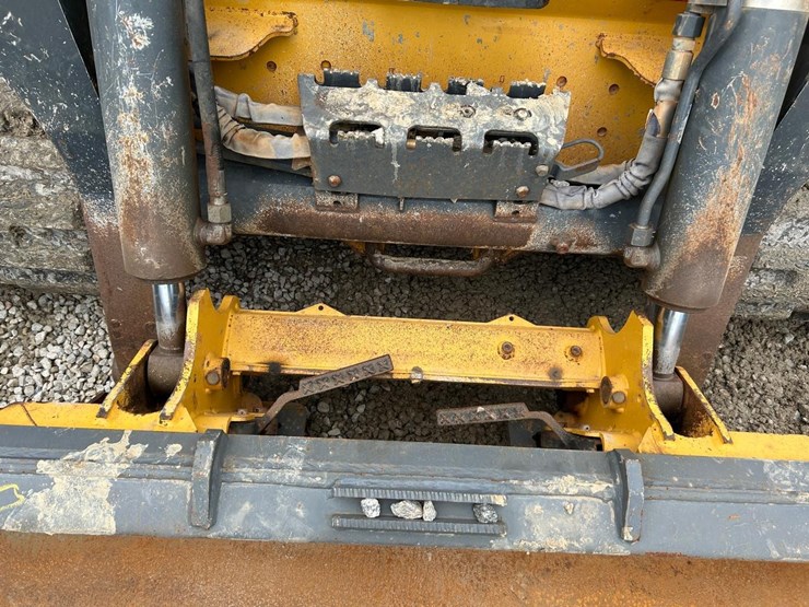 2021-deere-331g-image-10