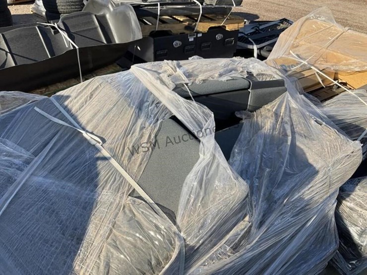 (4)-pallets-of-misc-automotive-seats-and-door-image-6