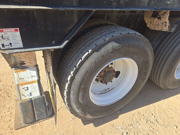 2014-freightliner-m2-106-image-12