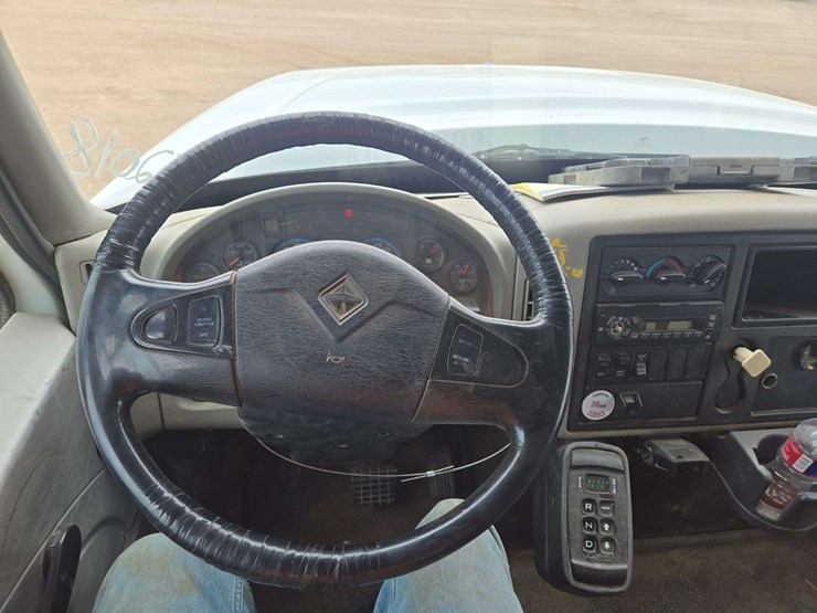 2011-international-7400-image-18