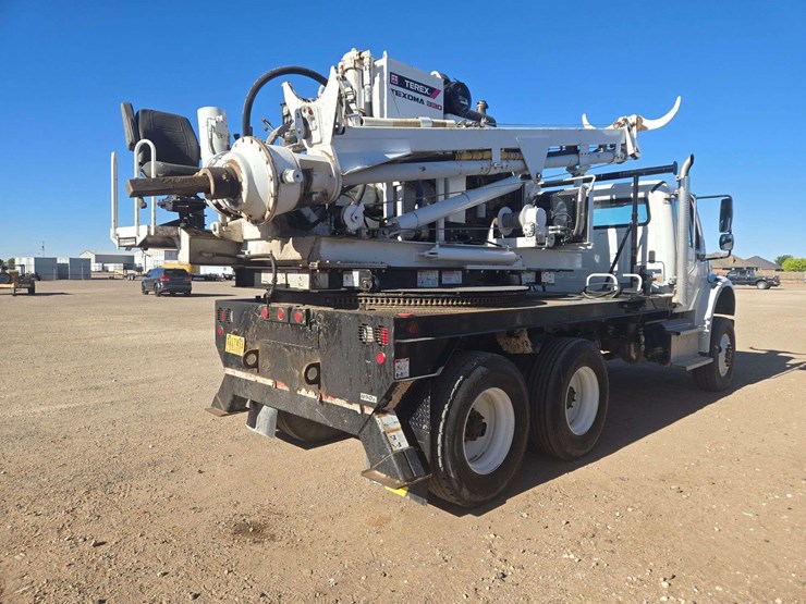 2014-freightliner-m2-106-image-3
