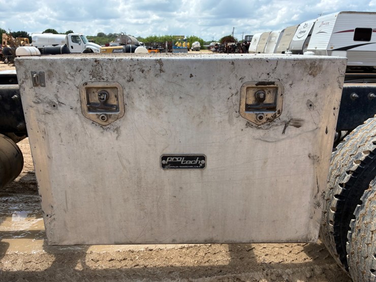 2012-peterbilt-348-image-13