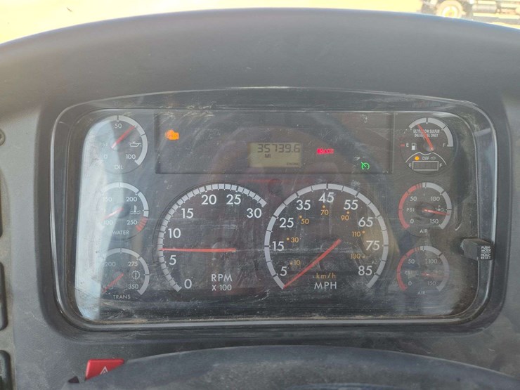2014-freightliner-m2-106-image-29