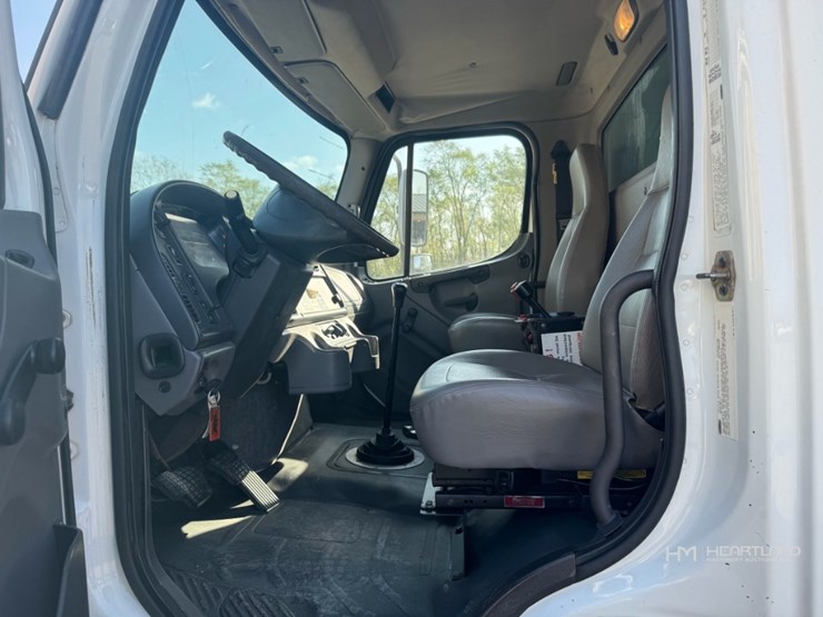 2007-freightliner-m2-106-image-17