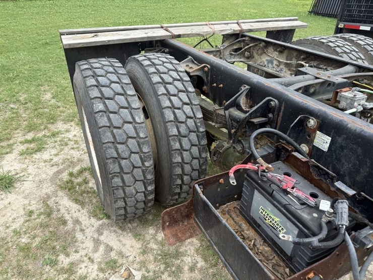 2009-ford-f750-xl-image-11