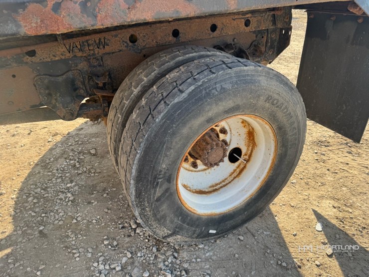 2007-freightliner-m2-106-image-26