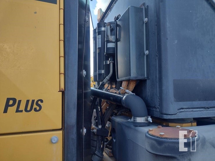 2010-caterpillar-120m-image-39