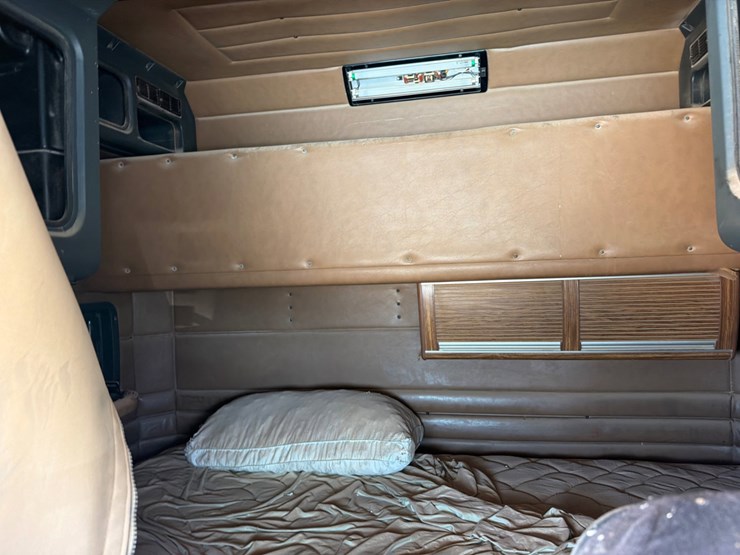 2000-peterbilt-379-image-9