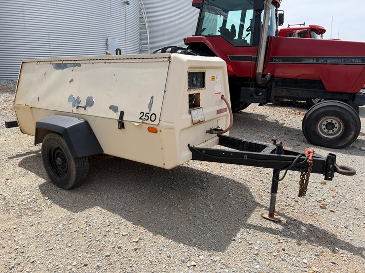 #46876-•-ingersoll-rand-mobile-air-compressor-image-2