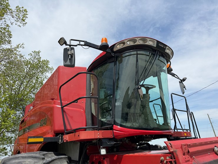 2016-case-ih-8240-image-31