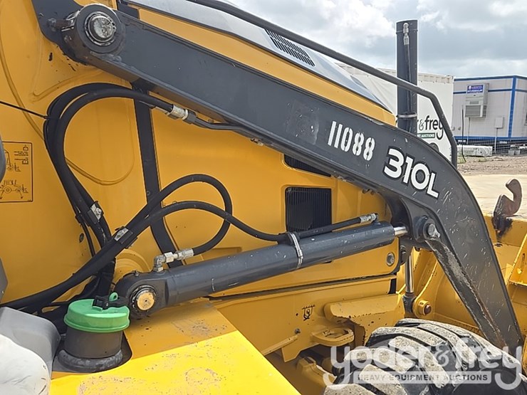 2019-deere-310l-image-31