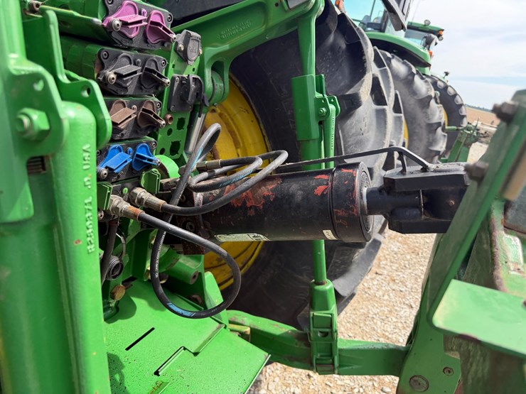 2013-john-deere-8335r-image-25
