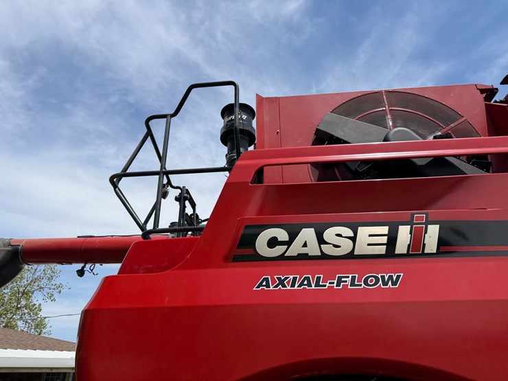 2016-case-ih-8240-image-36