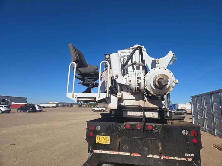 2014-freightliner-m2-106-image-15