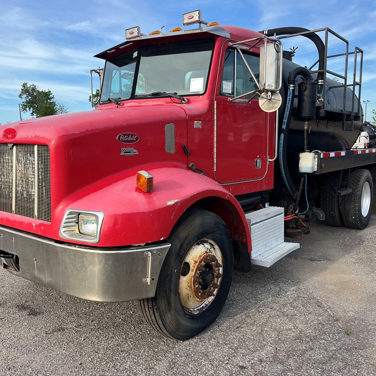 2002 PETERBILT 330