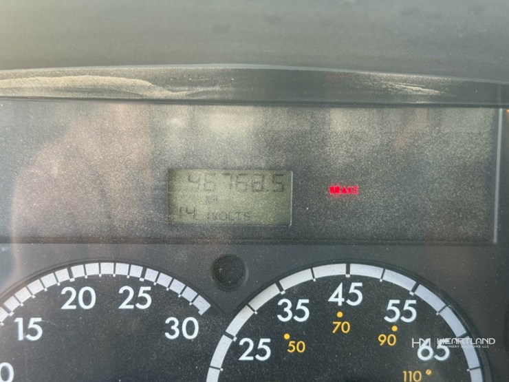 2007-freightliner-m2-106-image-11