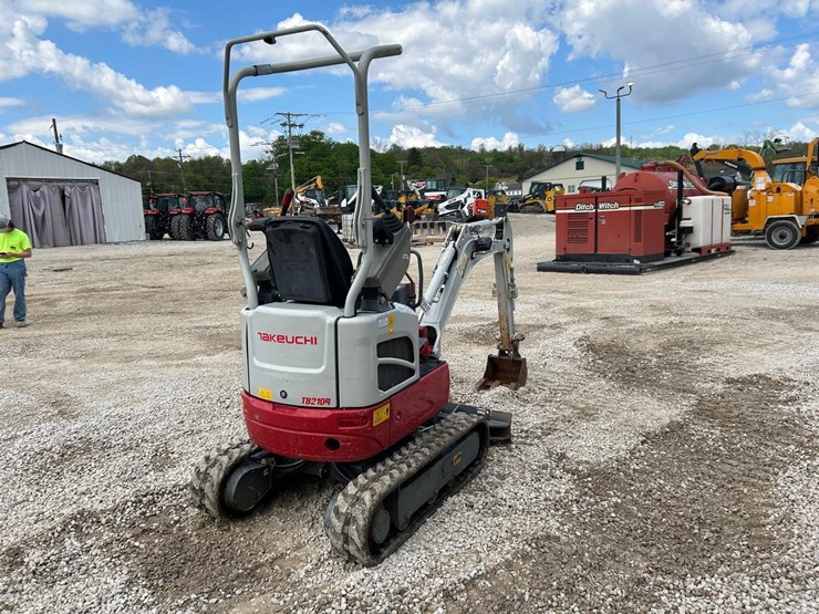 2022-takeuchi-tb210r-image-4