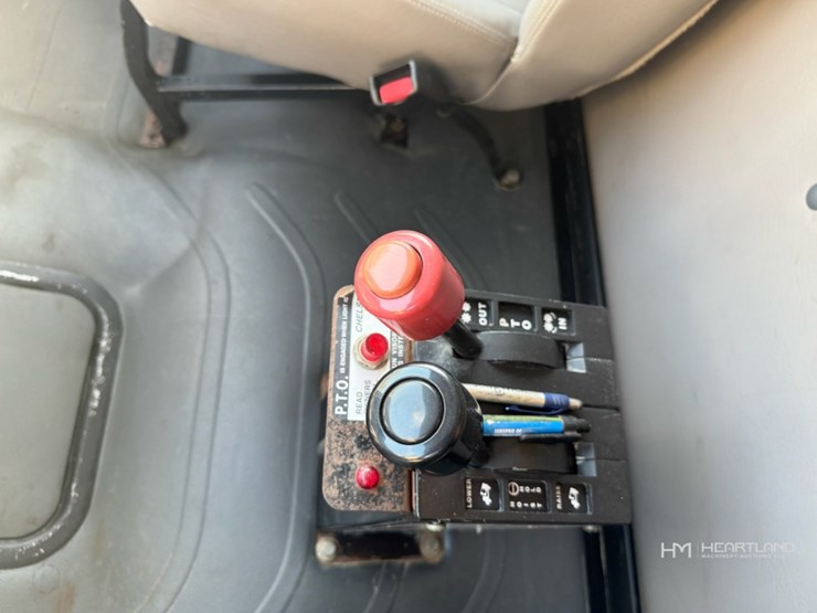 2007-freightliner-m2-106-image-13