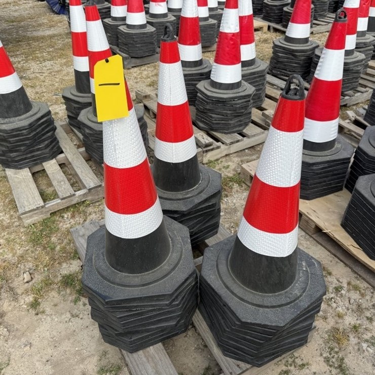 25 TRAFFIC CONES