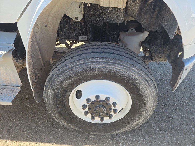 2014-freightliner-m2-106-image-10