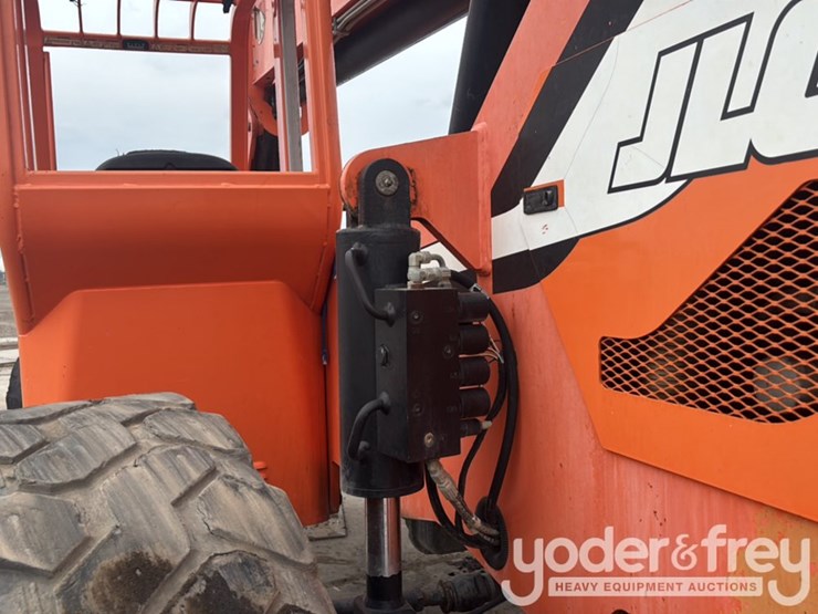 2013-sky-trak-8042-image-39