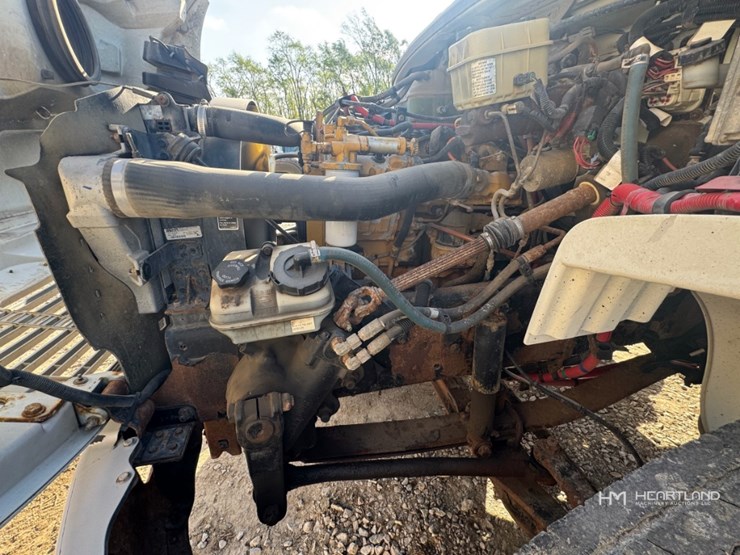 2007-freightliner-m2-106-image-20