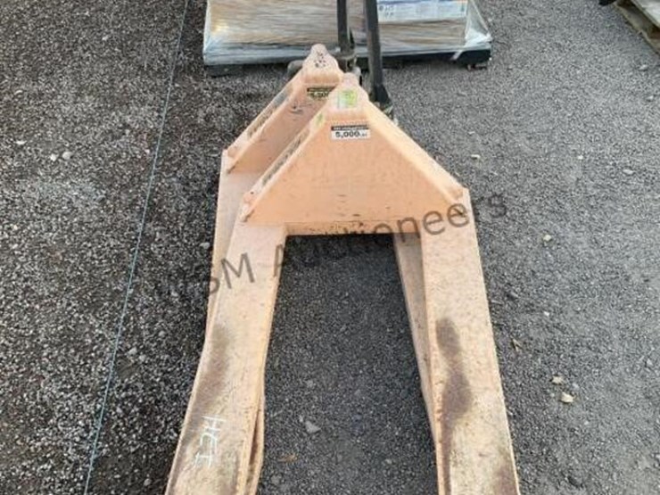 (2)-pallet-jacks-image-3