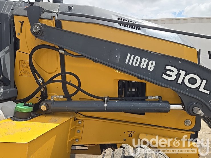 2019-deere-310l-image-30