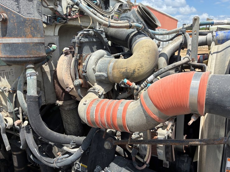 2012-peterbilt-348-image-17