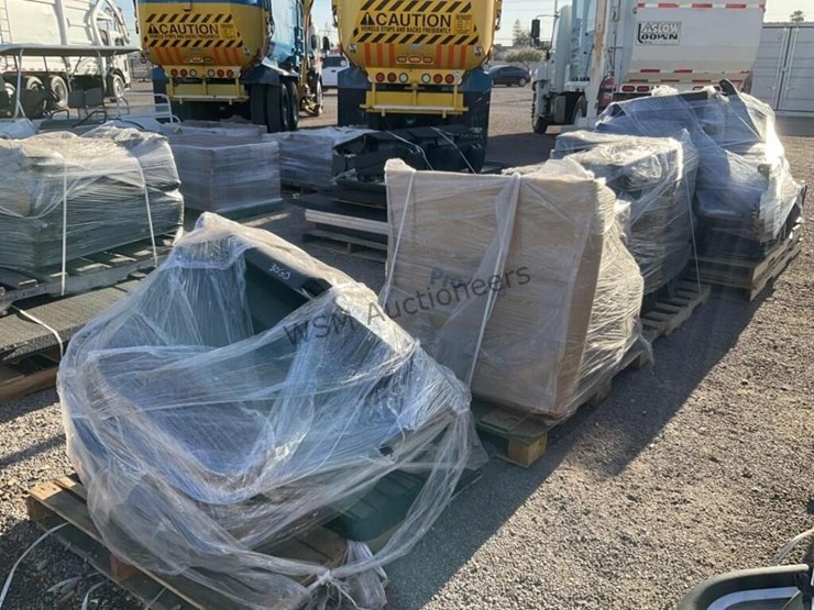 (4)-pallets-of-misc-automotive-seats-and-door-image-2