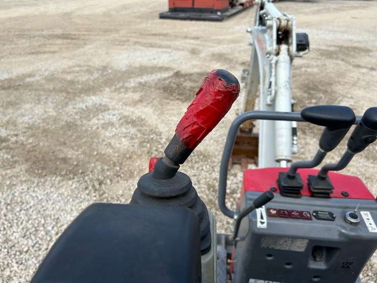 2022-takeuchi-tb210r-image-21