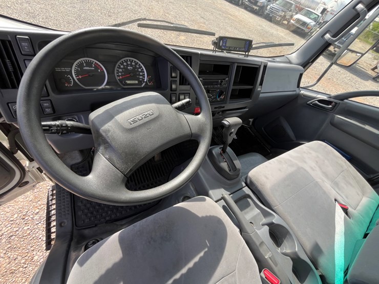 2020-isuzu-nrr-image-15