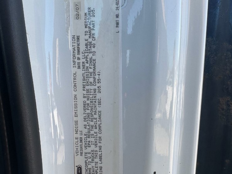 2007-freightliner-m2-106-image-7