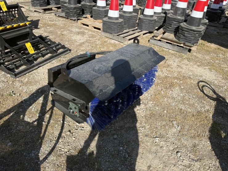 38in-mini-skid-brush-sweeper-image-2