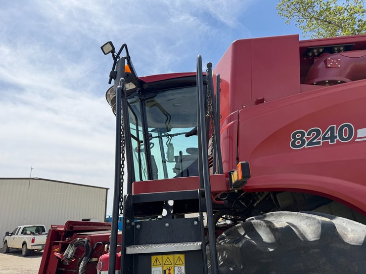 2016-case-ih-8240-image-114