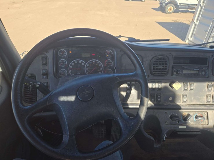 2014-freightliner-m2-106-image-25