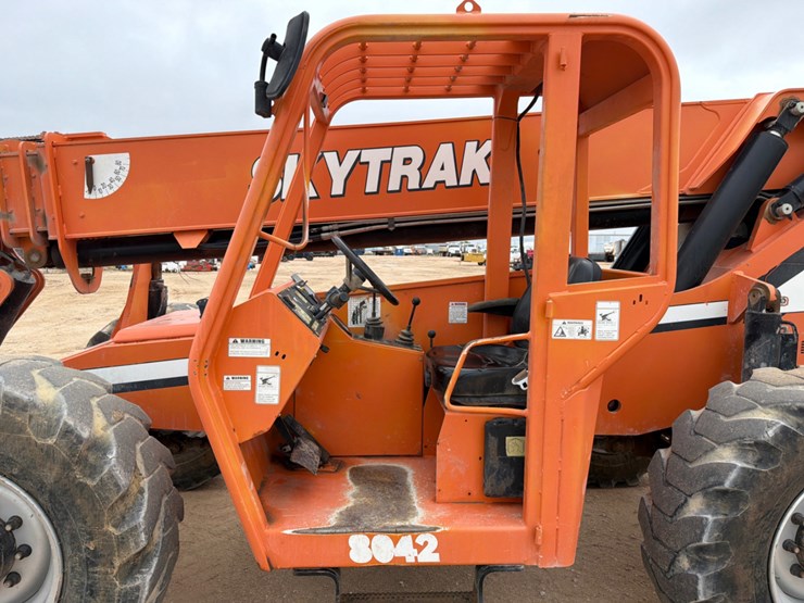 2013-jlg-8042-image-9