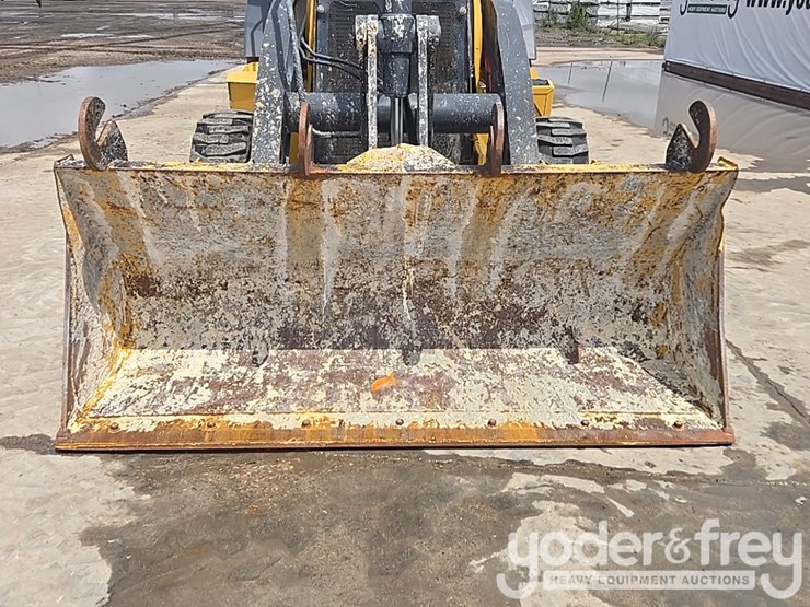 2019-deere-310l-image-23