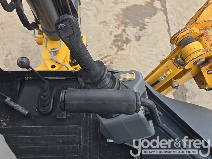 2019-deere-310l-image-64