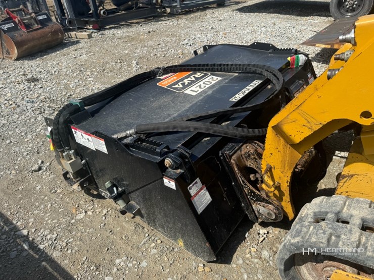 virning-pub72-sweeper-skid-steer-attachment-image-3