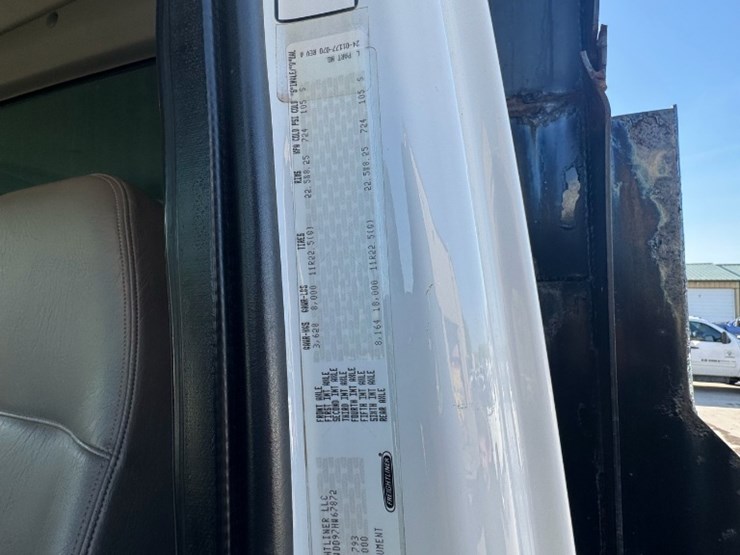 2007-freightliner-m2-106-image-15