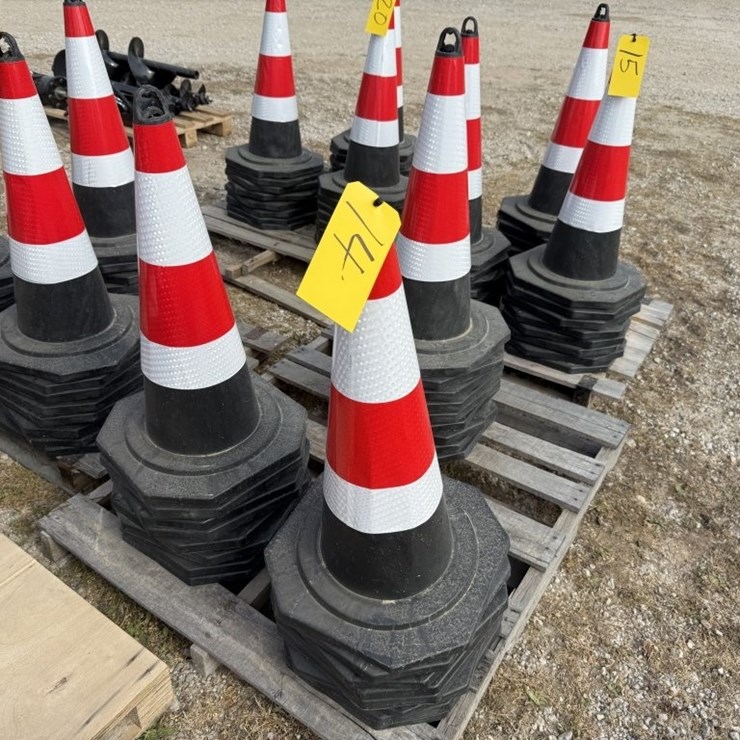 25 TRAFFIC CONES