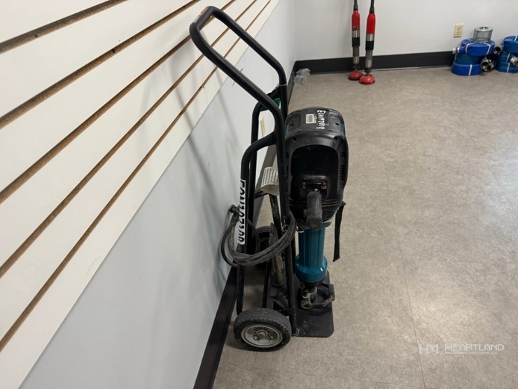 makita-hm1812-breaker-hammer-image-3